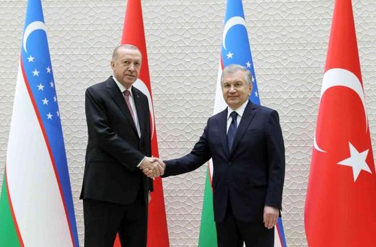 Son dakika haberi... Cumhurbaşkanı Erdoğan, Özbekistan'da Bağımsızlık Anıtı'na çelenk bıraktı