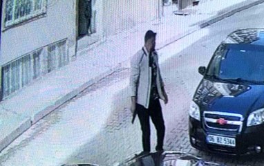 Sokak ortasında tabancanın dipçiğiyle 2 kardeşi darp etti, o anlar kameralara yansıdı