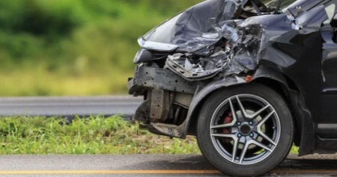 Finistère : le patron d'une discothèque expose une voiture accidentée pour prévenir les dangers de l'alcool au volant