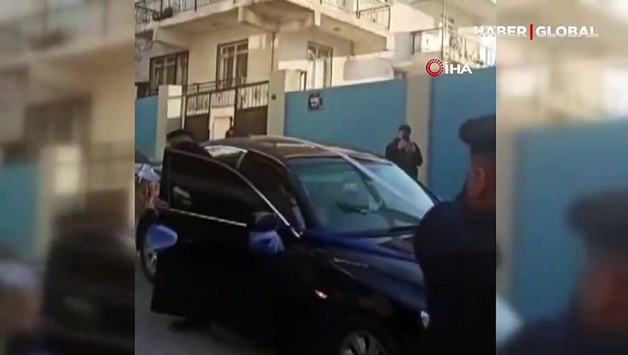İzmir'in Menemen ilçesinde balkondaki çocuklara aldırış etmeyen magandalar havaya ateş açtı