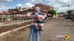 Água invade casas em Sousa e moradores colocam boneco na rua para chamar atenção da gestão