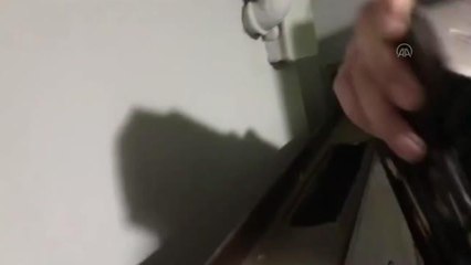 Dernek merkezinde ruhsatsız silahlar ele geçirildi