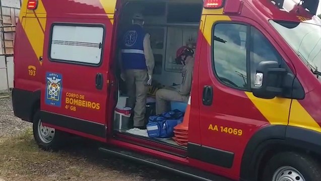 Trabalhador fica ferido ao sofrer queda de plano elevado