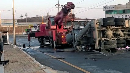 승용차와 부딪힌 25t 레미콘 트럭...다친 사람 없어 / YTN