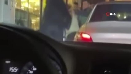 Yol verme kavgasında taraflar birbirine girdi, yumruklar havada uçuştu