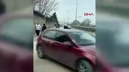 Bursa'da kaçan boğa kendisini yakalamak isteyenleri böyle kovaladı