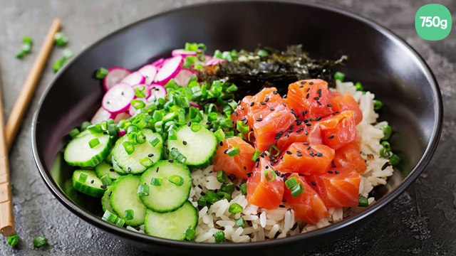 Poke bowl au saumon, radis, concombre et algues nori