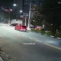 Mujer atropella a ladrones que intentaban robarle su camioneta