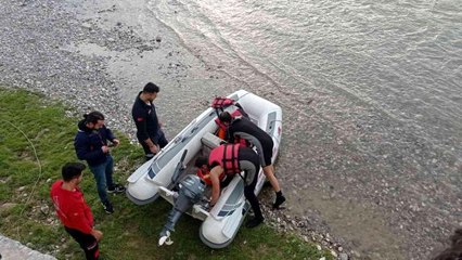 Batman çayında mahsur kalan 2 kişi boğulmaktan son anda kurtarıldı