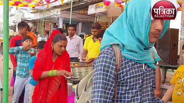 सड़क पर उमड रही आस्था, कैलामाता के गूंज रहे जयकारे