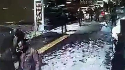 Tonlarca ağırlıktaki karın araçların üzerine düşme anı kamerada