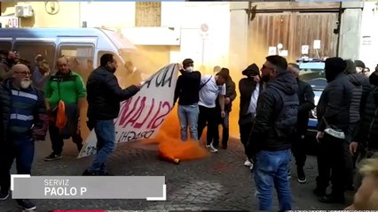 Draghi a Napoli, i disoccupati violano la zona rossa