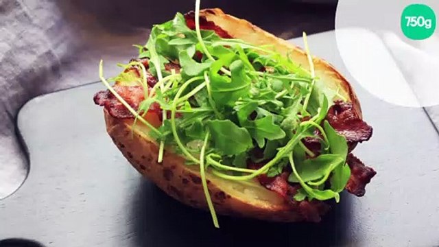 Pommes de terre au four, gorgonzola, poitrine fumée et roquette