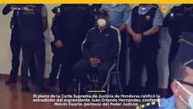 Expresidente de Honduras Juan Orlando Hernández sentado con esposas y grilletes puestos tras su captura