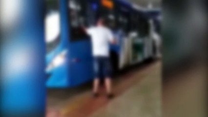 Alterado, homem “aterroriza” em ônibus e condutor toma uma atitude
