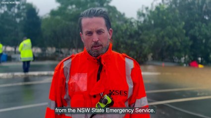 Video herunterladen: Lismore levee floods as the city is evacuated - NSW SES Clip | March 30, 2022 | ACM