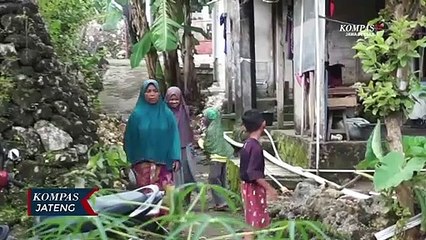 Terbaring Lumpuh, Mbah Un Berikan Les Gratis