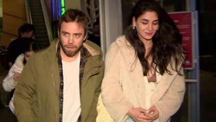 Murat Dalkılıç, oyuncu sevgilisi Sitare Akbaş ile öpüşürken görüntülendi