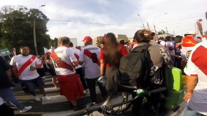 HINCHADA PERUANA CERCA AL ESTADIO E INGRESO PARA EL PARTIDO FINAL RUMBO AL MUNDIAL