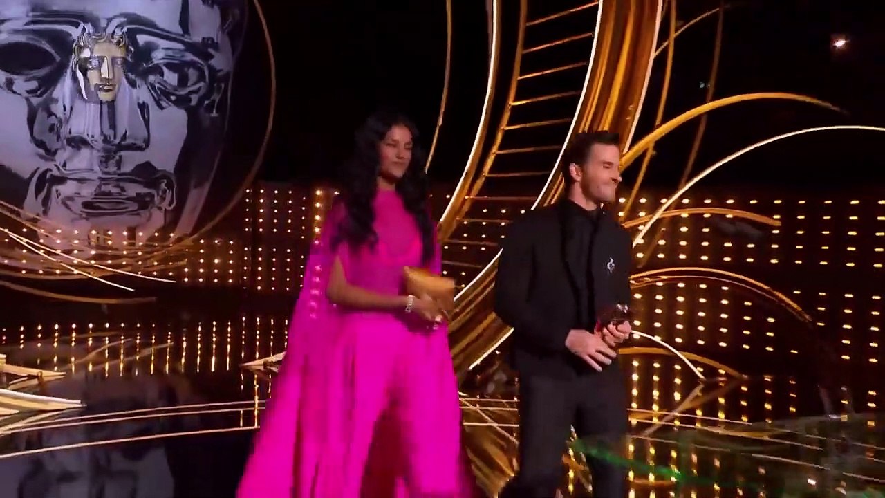Bridgerton's Jonathan Bailey and Simone Ashley joke about taking off their costumes  EE BAFTAS 2022