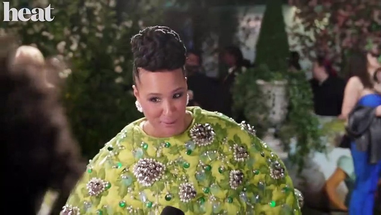 'It Involves A Bath  ' Jonathan Bailey, Simone Ashley   Bridgerton Cast on Season 2 Spoon Moment!