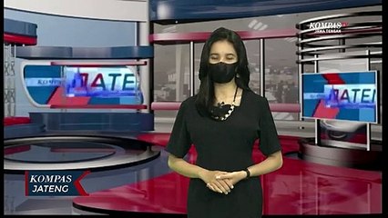 Perjuangan Warga Panggul Sepeda Lintasi Jembatan Darurat