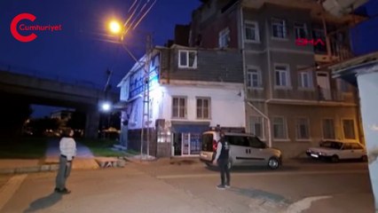 Çatıda mahsur kalan hırsızlık şüphelisine önce yol gösterdi sonra sopayla vurdu