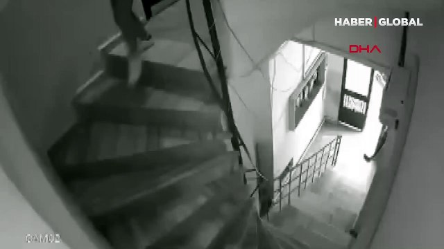 Sipariş götüren kurye apartmanın merdiven boşluğuna idrarını yaptı