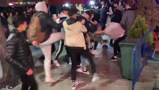 ESENYURT'TA PİNHANİ KONSERİ SIRASINDA YUMRUK VE TEKMELER HAVADA UÇUŞTU