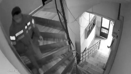 Sipariş götüren kurye, apartmandan çıkarken merdiven boşluğuna idrarını yaptı