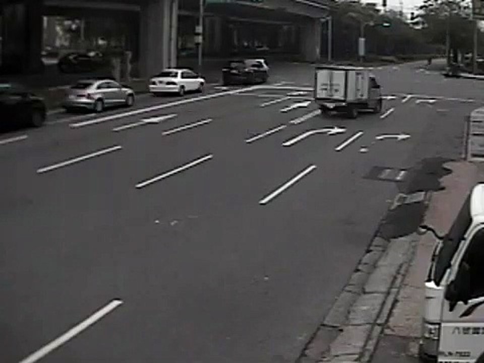 台中遊覽車撞違規左轉保時捷休旅 9人輕傷送醫