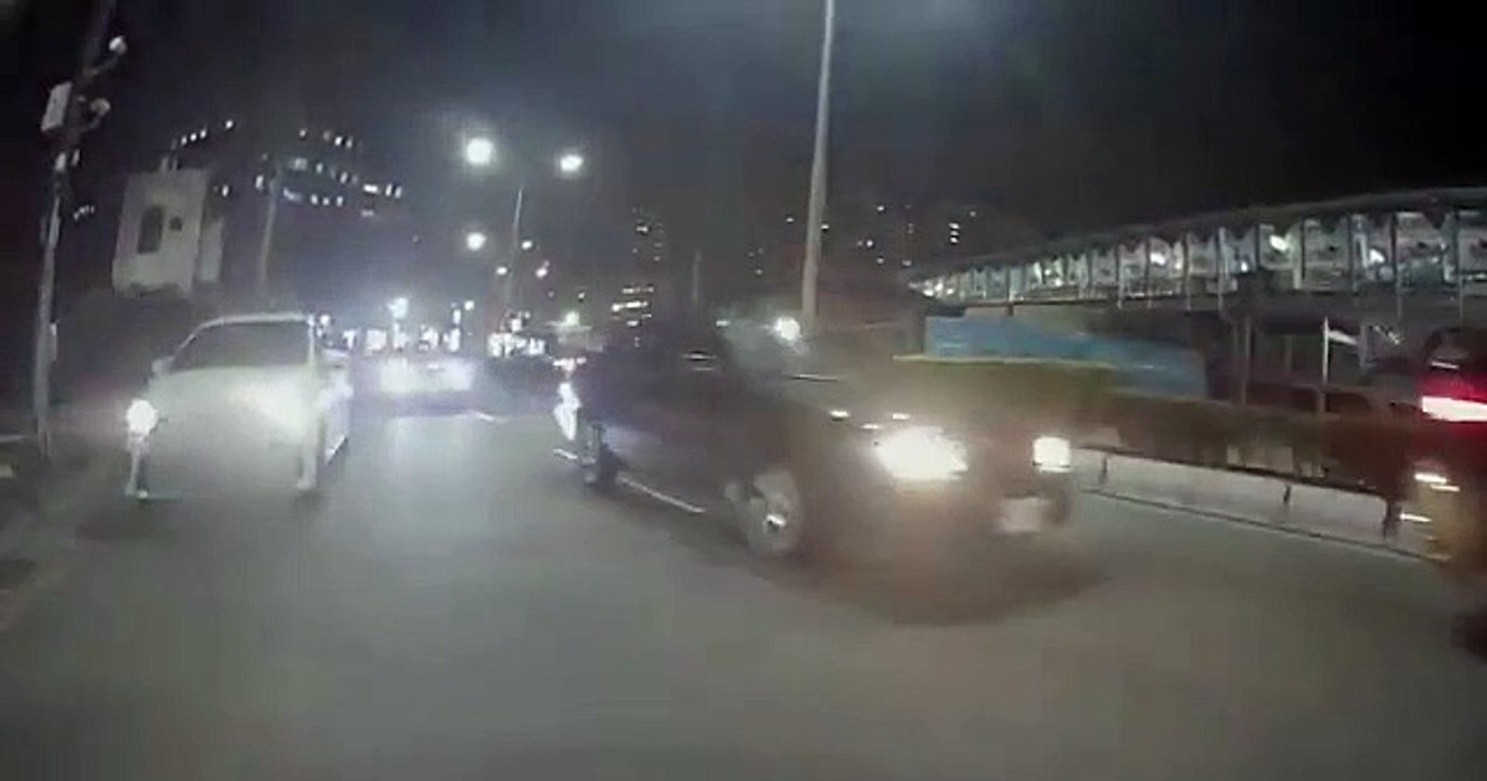 通緝犯拒檢竟開車衝撞 警負傷奮勇逮人畫面曝