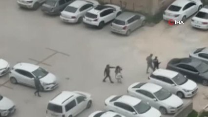 Kadını tekme ve yumrukla herkesin içinde böyle dövdü