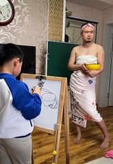Ông bố giả gái làm mẫu cho con trai vẽ