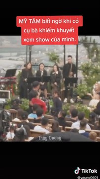 Mỹ Tâm nhờ ê-kíp sắp xếp vị trí đẹp cho cụ già