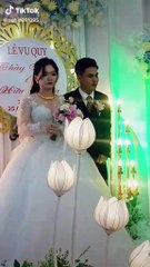 Chú rể bật khóc trong đám cưới