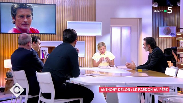 Anthony Delon répond sèchement à Anne-Elisabeth Lemoine sur le plateau de C à Vous sur France 5: Vous avez mal lu - VIDEO