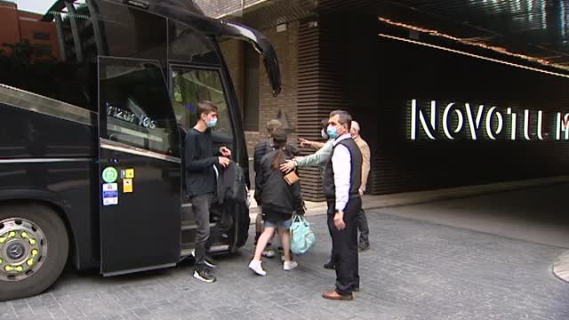 Llegan a Madrid 85 niños huérfanos rescatados de Leópolis