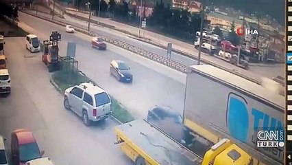 Makas atarken, park halindeki TIR'a böyle girdi