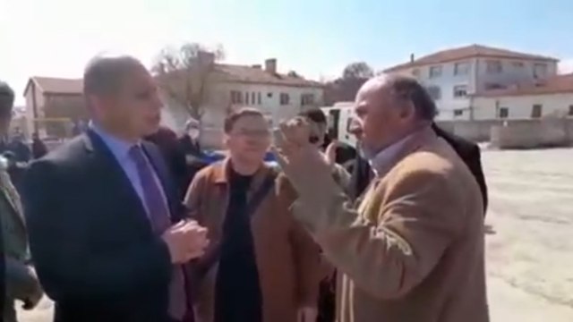 Pazar poşetini gösteren vatandaş pahalılığa böyle tepki gösterdi: Gerçekleri söyleyen vatan haini oluyor!