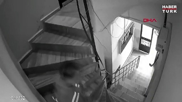 Yemek siparişi götüren kurye apartmana tuvaletini yaptı