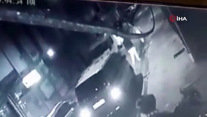 Yabancı uyrukluların sokak ortasındaki tekme tokat kavgası kamerada