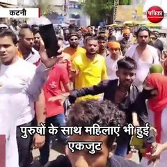 कटनी:  मंदिर के सामने की दीवार तोडऩे जुटे लोग