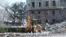 كاميرا الجزيرة ترصد آثار القصف على مبنى جنوب أوكرانيا
