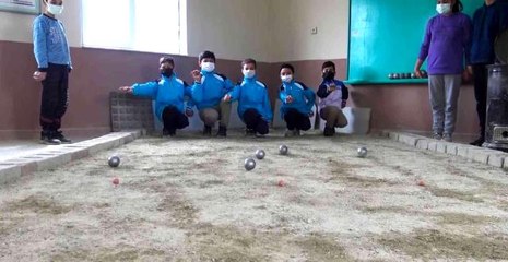 Soba üzerinde topları ısıtıp dağ köyünde bocce oynuyorlar