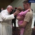 Le pape François saluant des enfants ukrainiens le 30 mars 2022