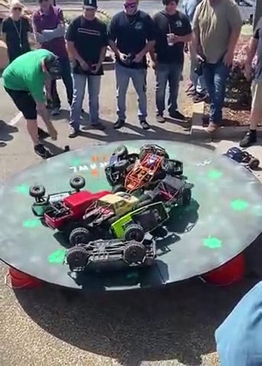 Combat de voitures Radio commandées sur une plateforme ronde