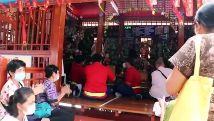 อ่างทอง หญิงวัย50ปีรำกลองยาวสุดเหวี่ยงจนเป็นลมเผยสนุกควบคุมตัวเองไม่ได้