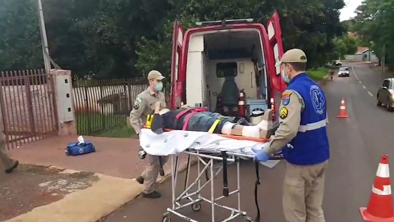 Van escolar se envolve em acidente com moto no Bairro Neva e homem fica ferido