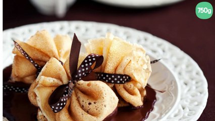 Télécharger la video: Petites aumônières de crêpes aux poires sauce chocolat